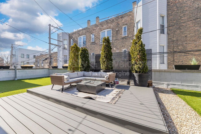 Building Photo - 852 N Damen Ave