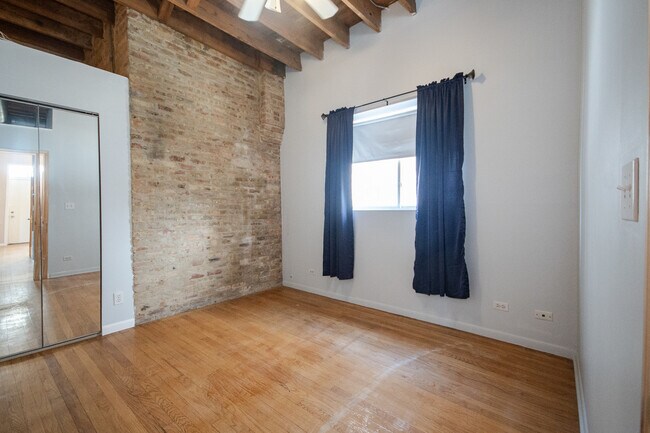 Building Photo - 2849 W Belmont Ave