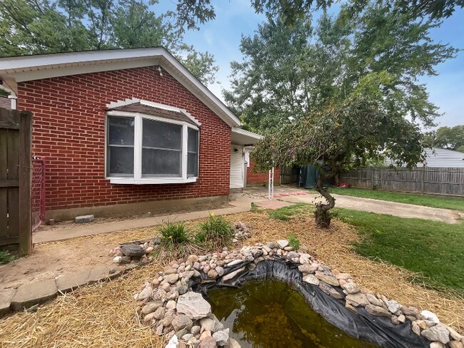 Building Photo - 210 Littlebrook Dr