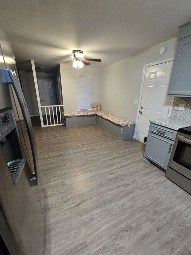 Building Photo - Charming 3 Bed 2 Bath home with ample yard...
