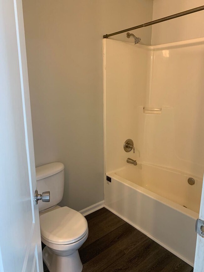 Building Photo - Super cute and updated with fresh paint, new floors, some fixtures, and all appliances.