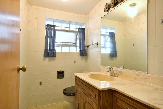 Building Photo - 8006 W Courtland Ave