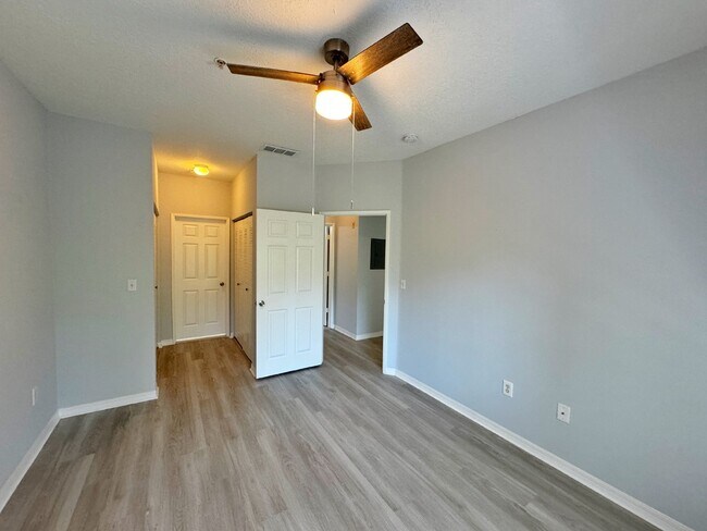Building Photo - Updated 2BR/1BA Florida Club Condo! Available Soon!
