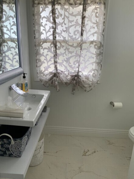 Building Photo - 1110 W Muirlands Dr