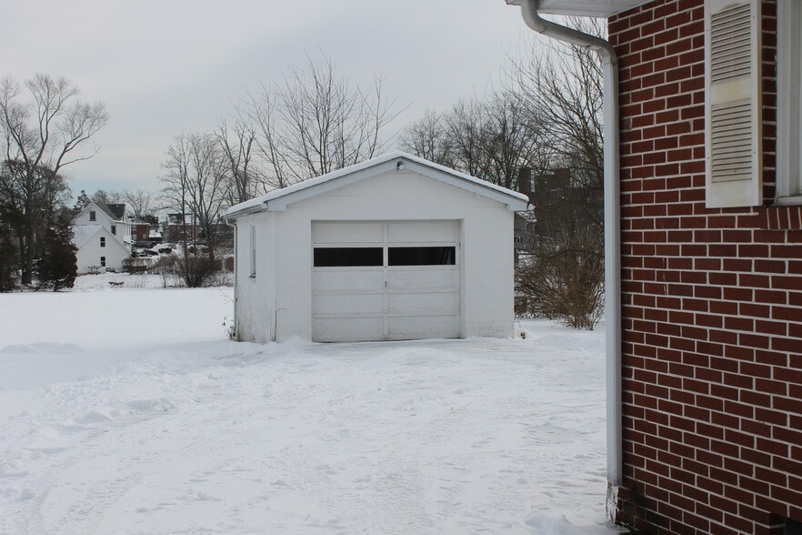 Building Photo - 121 S Main St