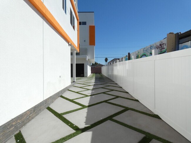 Building Photo - 1626 S La Brea Ave