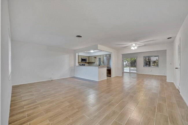 Building Photo - Beautiful 2-Bed / 2 Bath Pool Home in Sara...