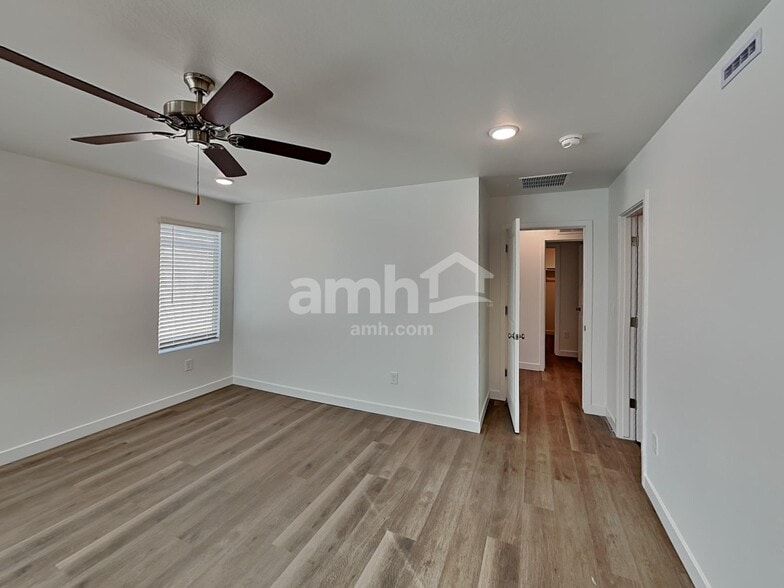 Building Photo - 18458 W El Cortez Pl