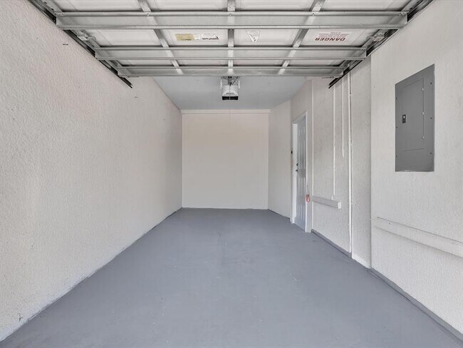 Building Photo - 2529 NW 31st Ct