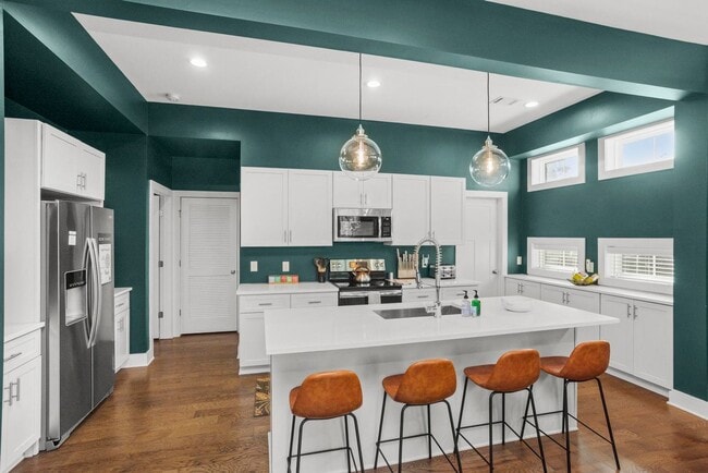 Building Photo - 4 BEDROOM, 5 BATH, 2-CAR GARAGE-