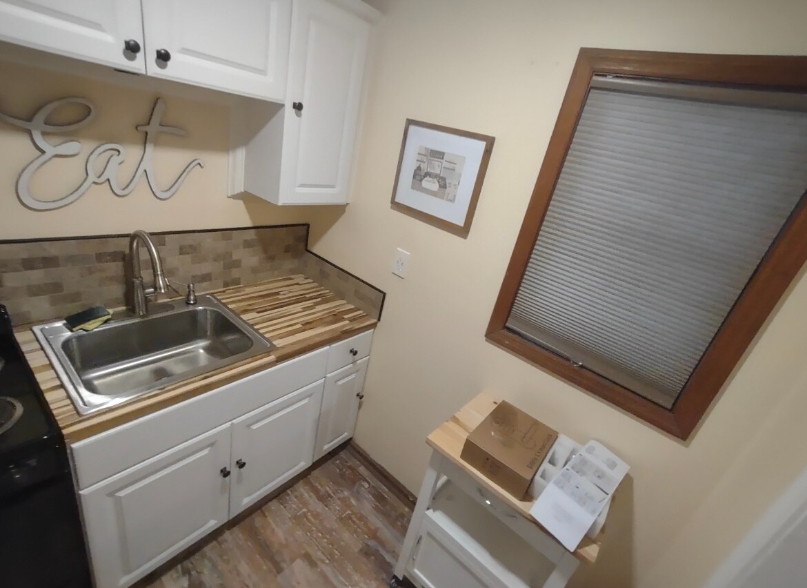 Building Photo - Room in House on New Crossing Trail E