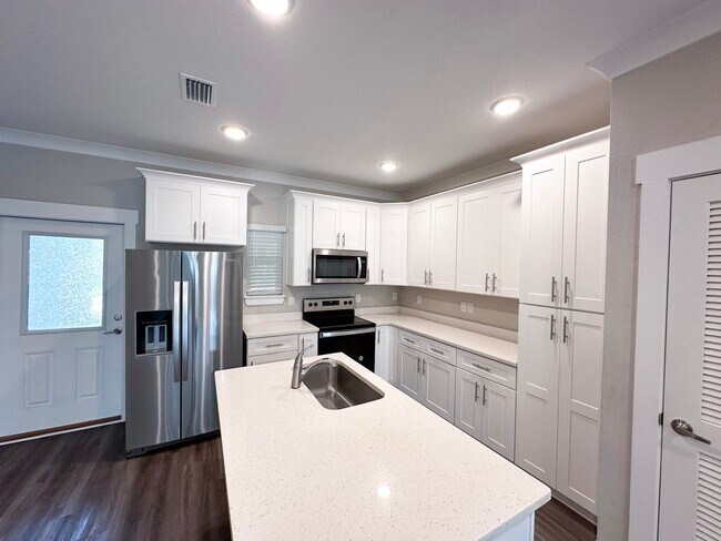 Building Photo - Centrally located townhome in The Verandas