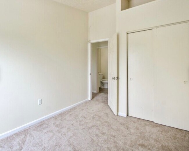 Building Photo - 10679 Campus Way S