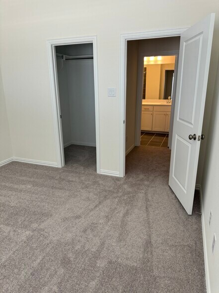 Building Photo - 2821 Jacaranda Dr