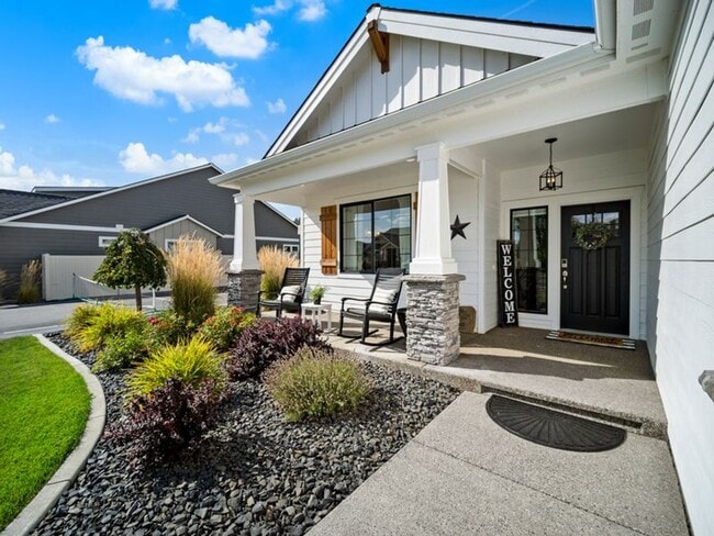 Building Photo - Fully Furnished Luxury 3-Bed, 2-Bath Home ...