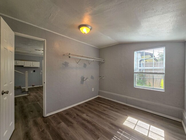 Building Photo - Cute 2 or 3 bedroom 1 bath near OBU