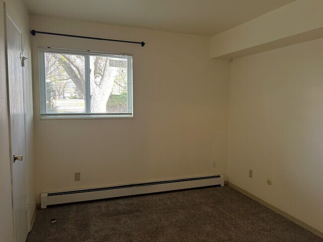 Building Photo - Updated 2 Bedroom Condo in Central Fort Collins - Available Now