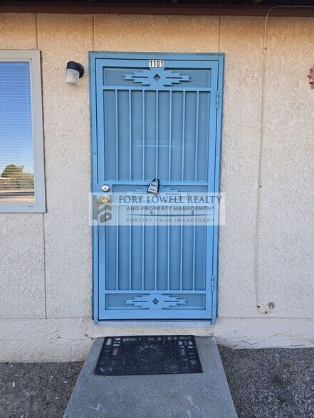 Building Photo - 330 E Corona Rd