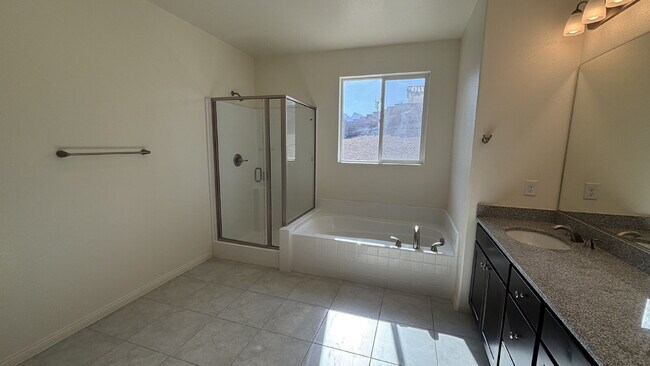 Building Photo - One Story 6-bedroom Home with Attached Casita