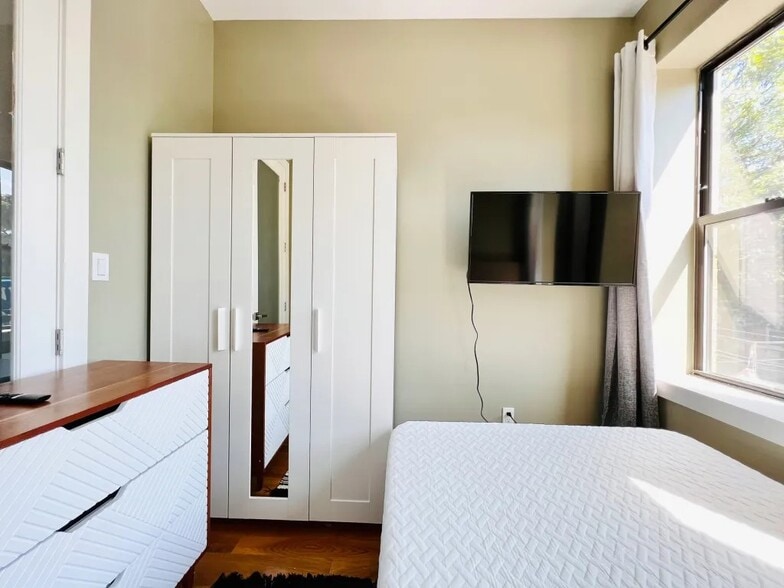 Building Photo - Furnished room/NOT APARTMENT