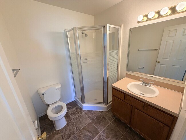 Building Photo - Two Bedroom Duplex in South Salem