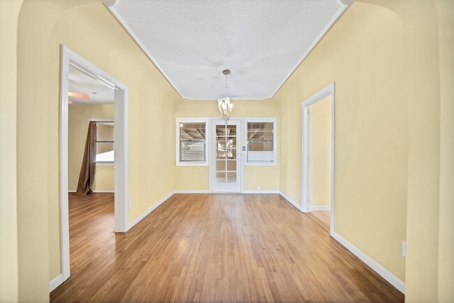 Building Photo - 1301 S Lee Ave