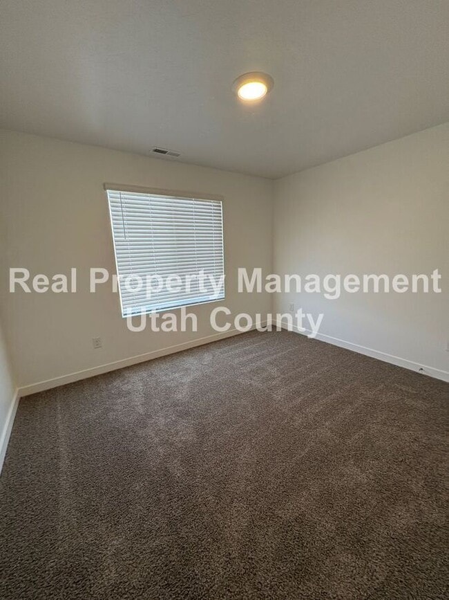 Building Photo - 837 E Oakum Ln