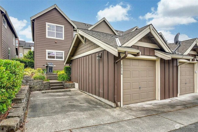 Building Photo - 2436 NE Park Dr