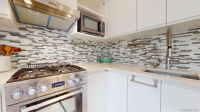 Building Photo - 68-15 Selfridge St
