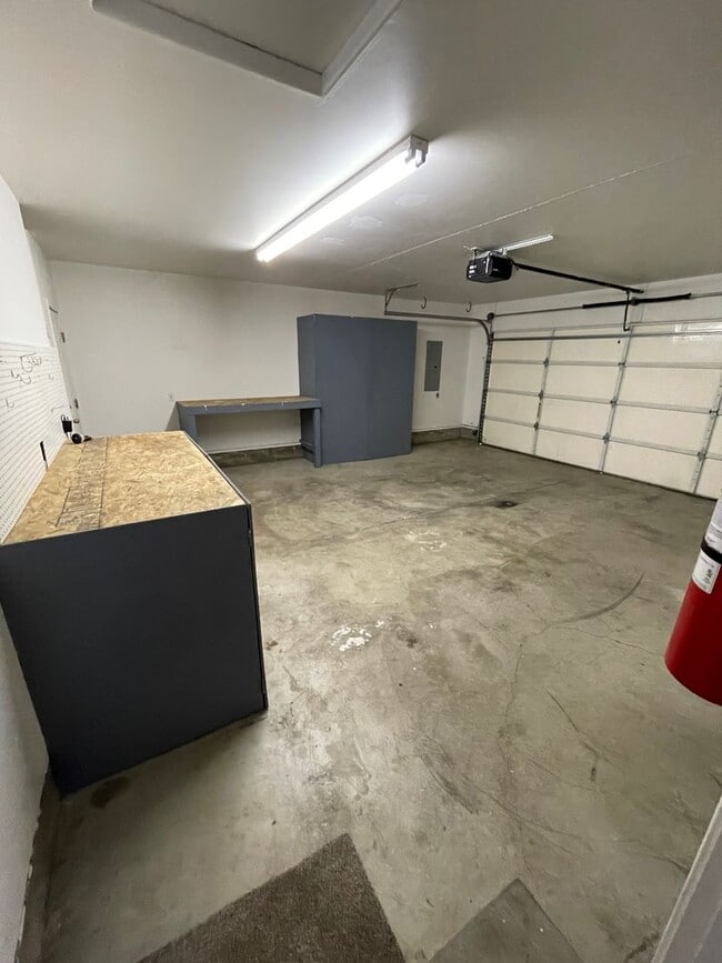 Building Photo - ***Processing Applicant***Spacious 3 bedroom, 2 bathroom home- CENTRAL POINT!