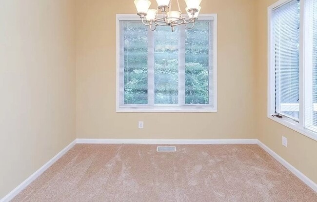 Building Photo - 2 Bed/ 2.5 Bath Townhouse