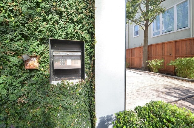 Building Photo - 1818 Binz St