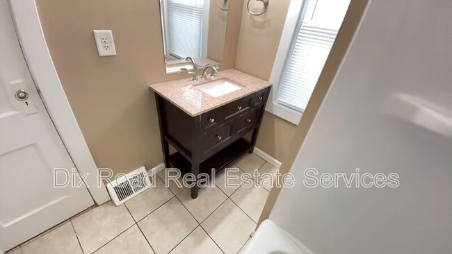 Building Photo - 717 N D St