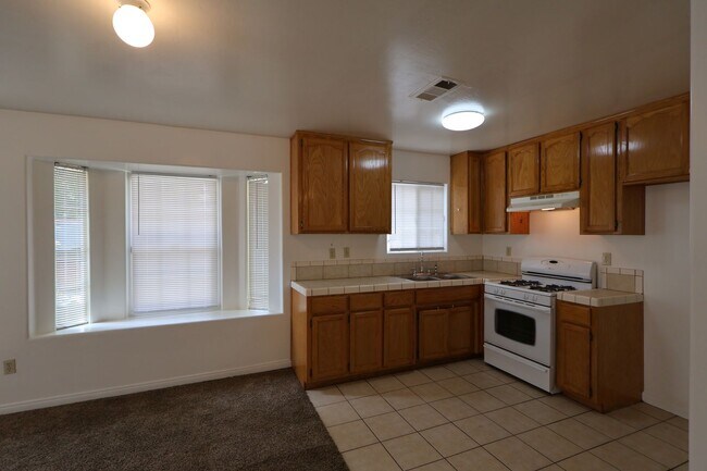 Building Photo - Spacious 3-Bedroom Duplex with Private Patio – North Bakersfield