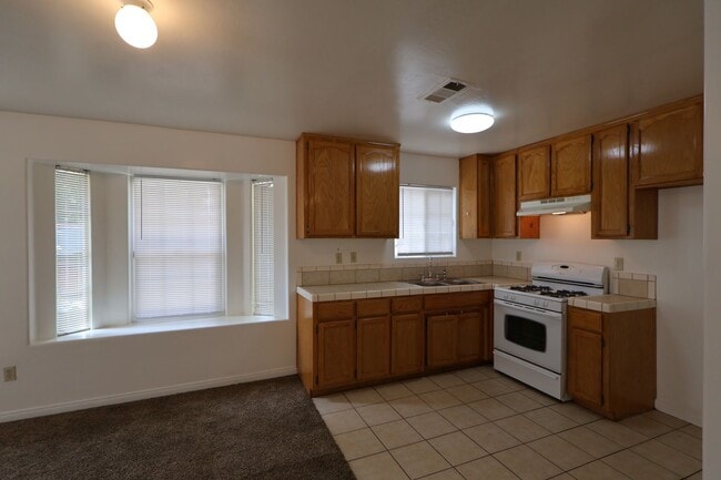 Building Photo - Spacious 3-Bedroom Duplex with Private Patio – Quiet North Bakersfield Location
