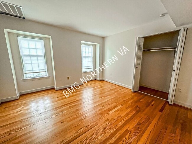 Building Photo - 1325 Lynnbrook Dr