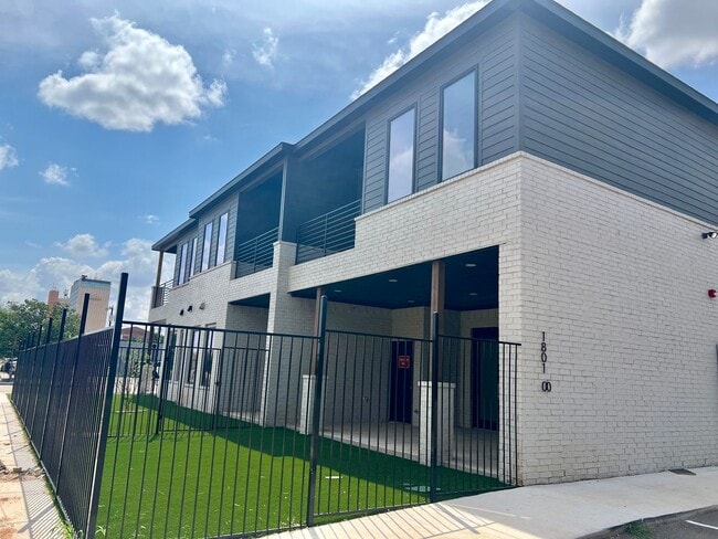 Building Photo - The Court At Overton