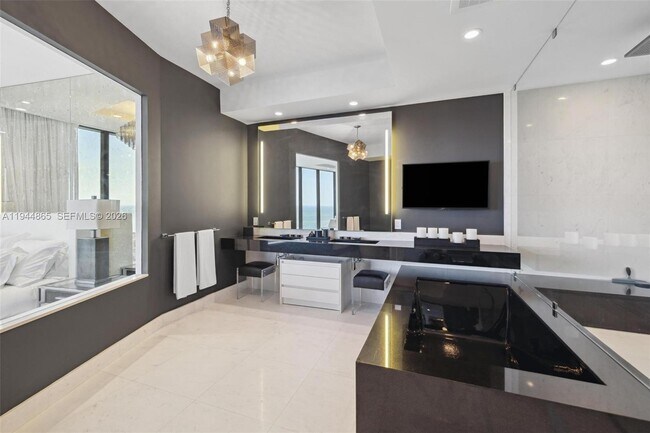 Building Photo - 18555 Collins Ave