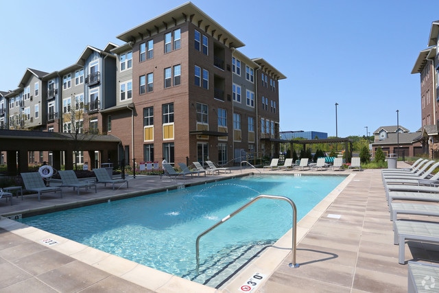 Building Photo - 700 E Algonquin Rd