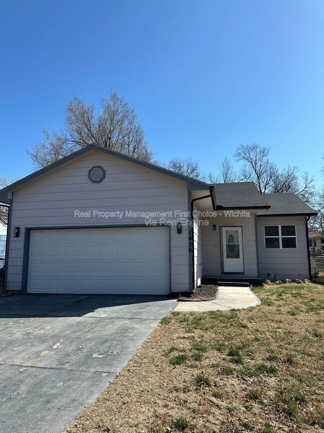 Building Photo - 1450 N Green St