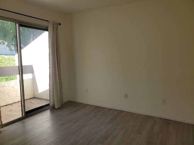 Building Photo - Fabulous Fletcher Hills remodeled townhome.