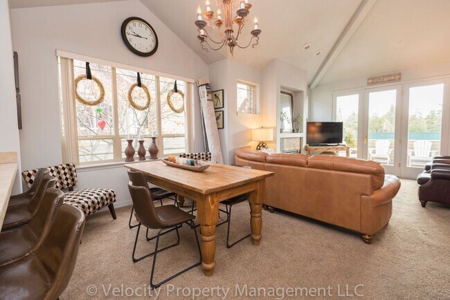 Building Photo - Beautiful Townhouse in Broken Top with Two...