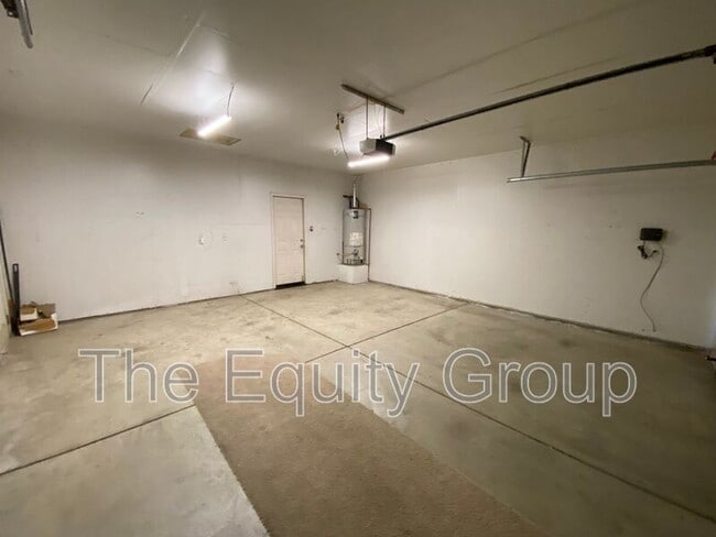 Building Photo - 2643 W Oakridge Ave