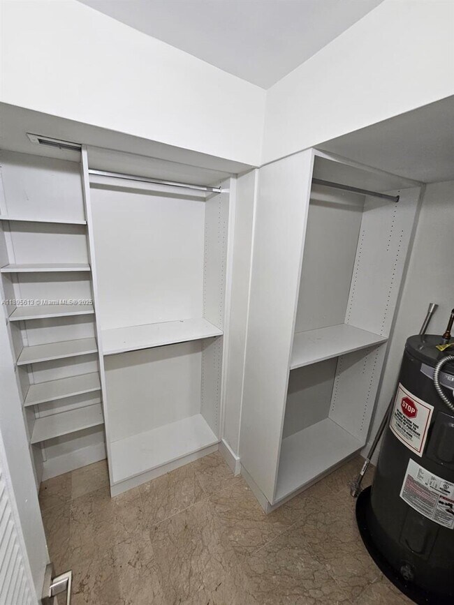 Building Photo - 2905 Point E Dr