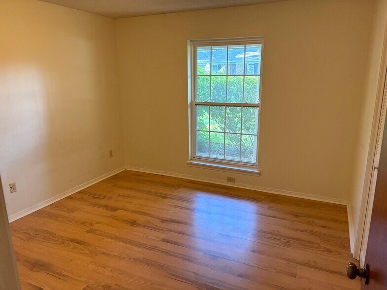 Building Photo - 1300 Pinewood Dr