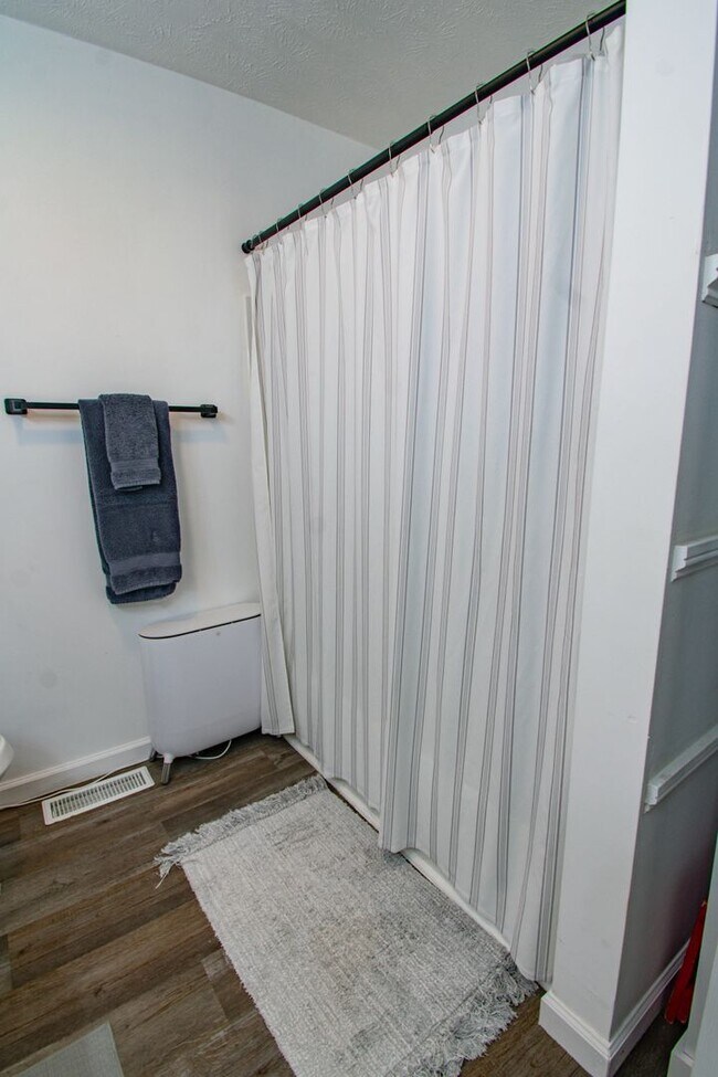 Building Photo - Coming Soon! 4 Bedroom 2 Bathroom Home: Pets Okay!