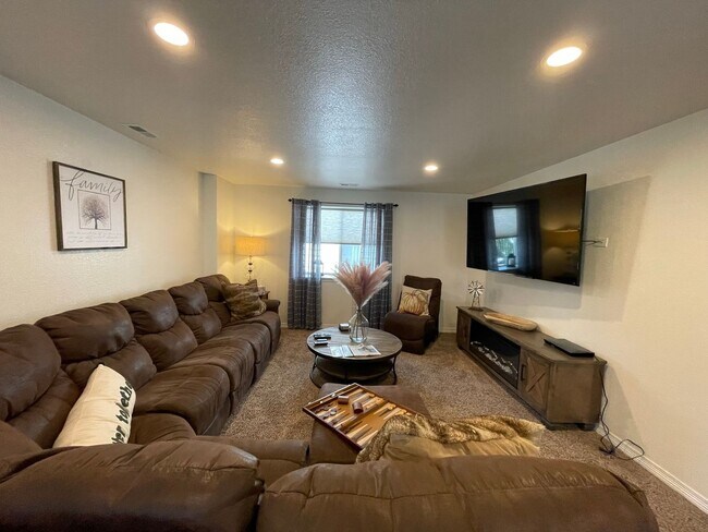 Building Photo - Harmonious Blend of Style, Comfort, and Fu...