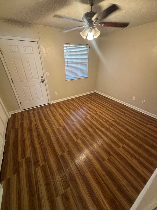 Building Photo - Spacious, Updated 3x2 Townhome Near FSU & TCC