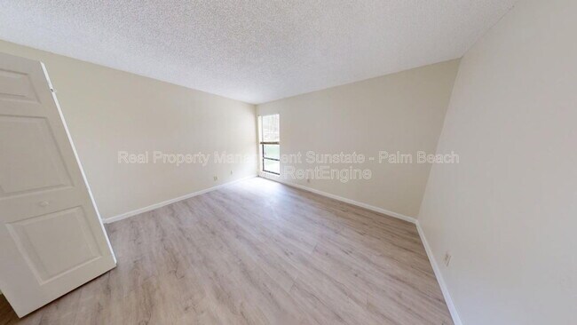 Building Photo - 3149 Kingswood Terrace