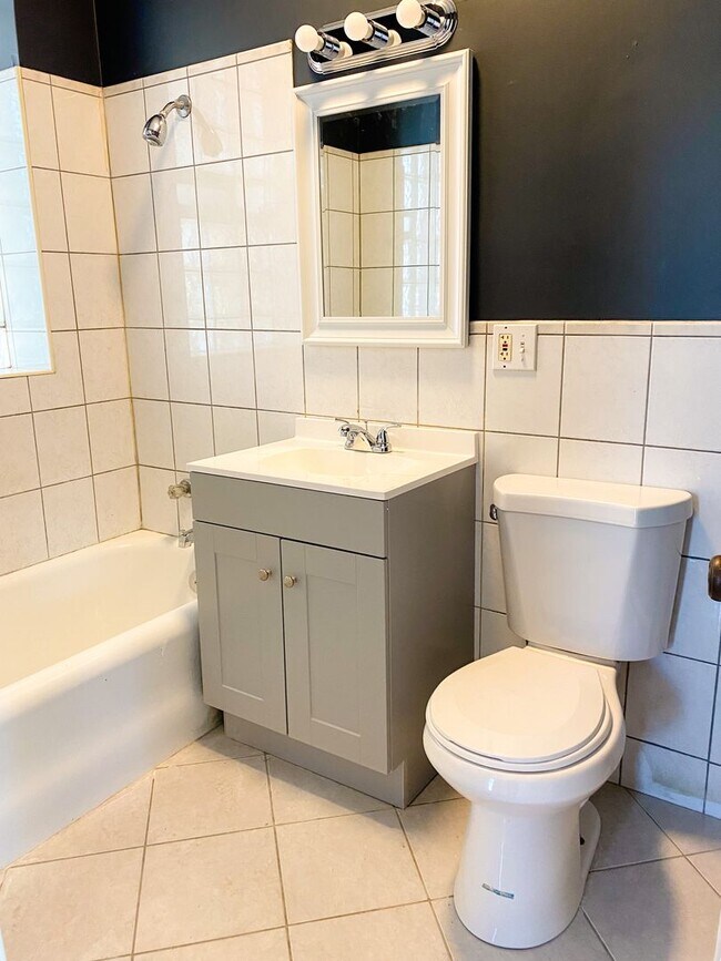 Building Photo - Spacious 2 bedroom Available